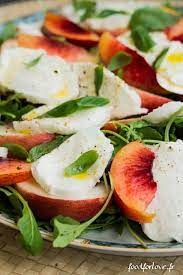 Salade de pêches rôties à la mozzarella