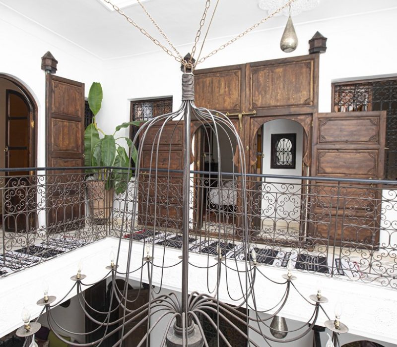 riad a la médina Séjourner dans le Dar Khmissa Marrakech Riad & Spa, se laisser vivre le temps d’un séjour est un réel plaisir.